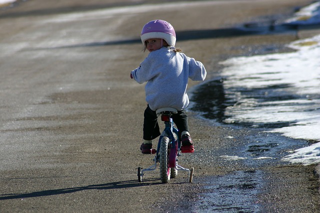 holčička na kole