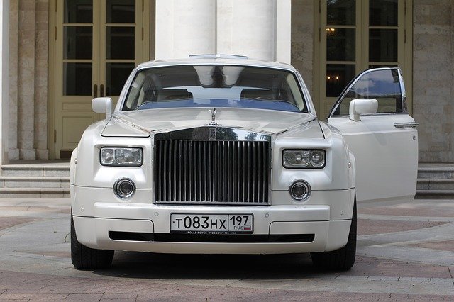 bílý Rolls Royce