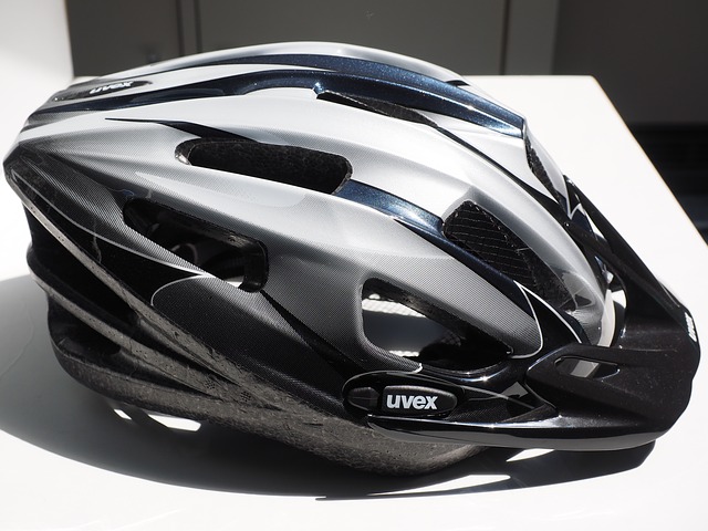 běžná cyklistická helma
