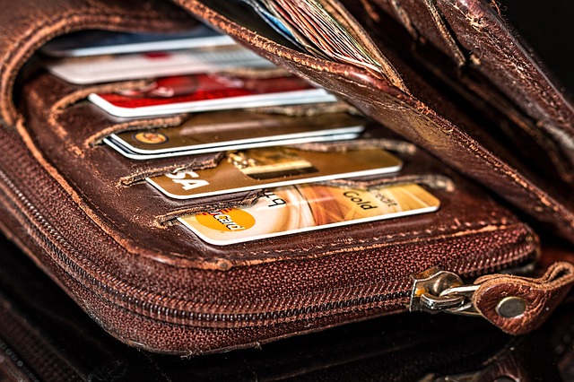 peněženka s kreditními kartami