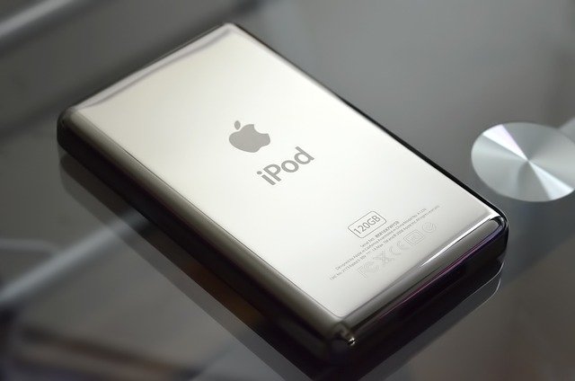 stříbrný iPod zezadu