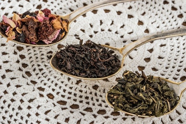 různé druhy čajů na lžících