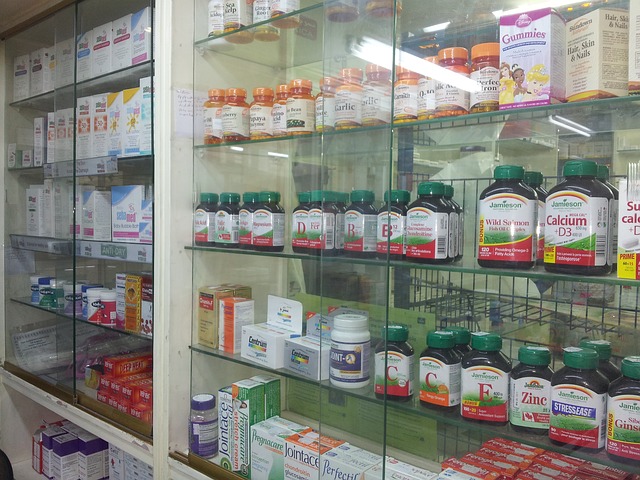 skleněná vitrína v lékárně s nabídkou doplňků stravy