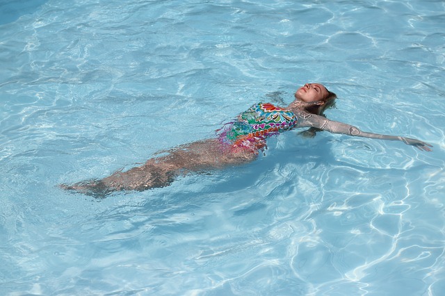 žena v bazénu