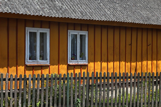 dřevěný plot u domu