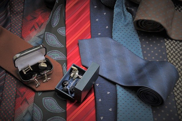 barevné kravaty a krabičky s manžetovými knoflíky